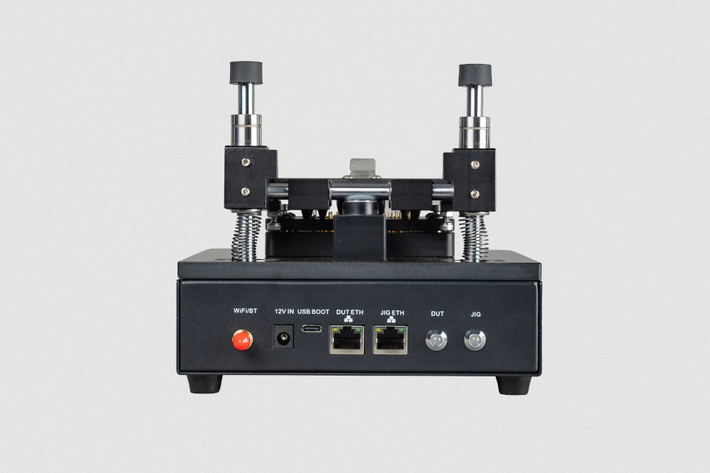 Wi-Fi 天线接口、DUT 与 JIG 的 LED 指示灯，以及以下输入端口：12 V 电源、USB-C、DUT 以太网和 JIG 以太网。